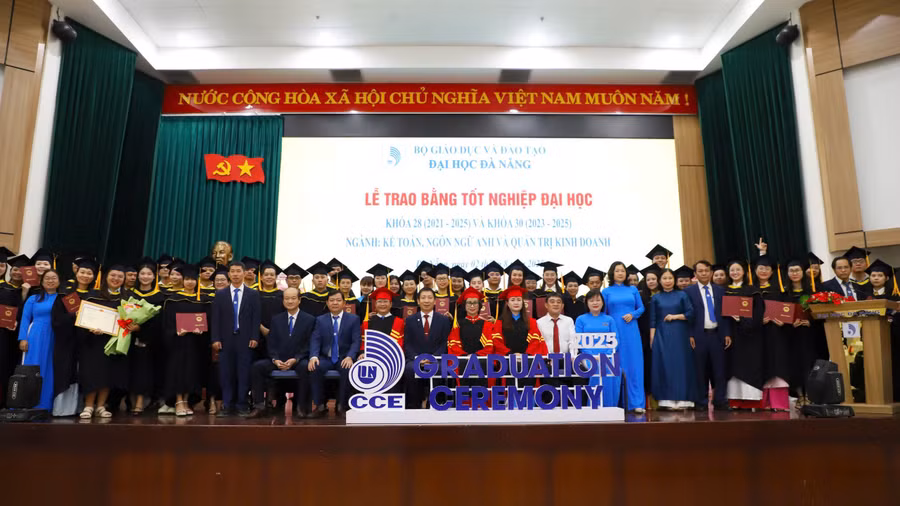 Trung tâm Đào tạo Thường xuyên - Đại học Đà Nẵng trao bằng tốt nghiệp cho học viên khóa 28 và khóa 30. 