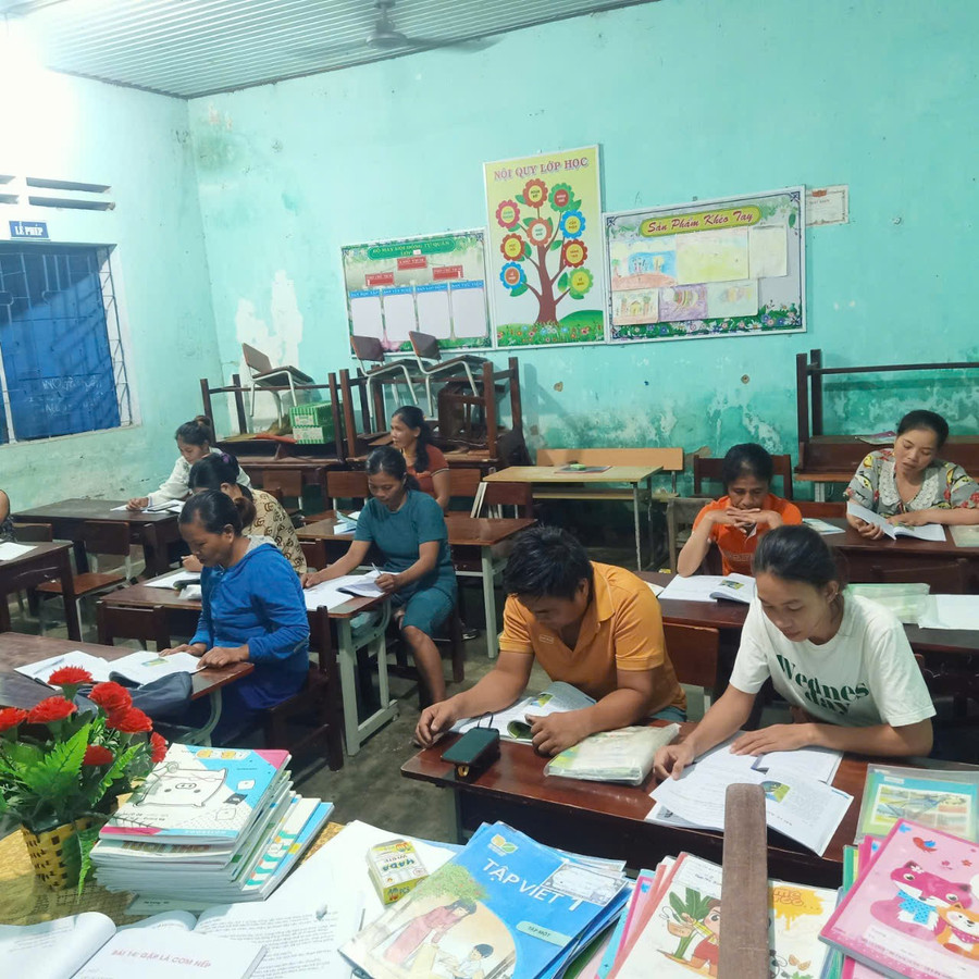 Cô Hồng chuẩn bị nhiều vở tập viết, tập tô để giúp học viên luyện cho mềm tay, quen cách cầm bút trong những ngày đầu học chữ. lop-xoa-mu-chu-thon-hoa.jpg
