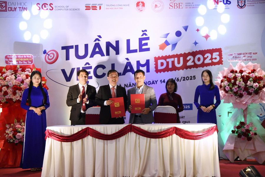 Đại diện Đại học Duy Tân và các doanh nghiệp ký kết hợp tác trong tiếp nhận sinh viên thực tập và giới thiệu việc làm. dh-duy-tan.jpg