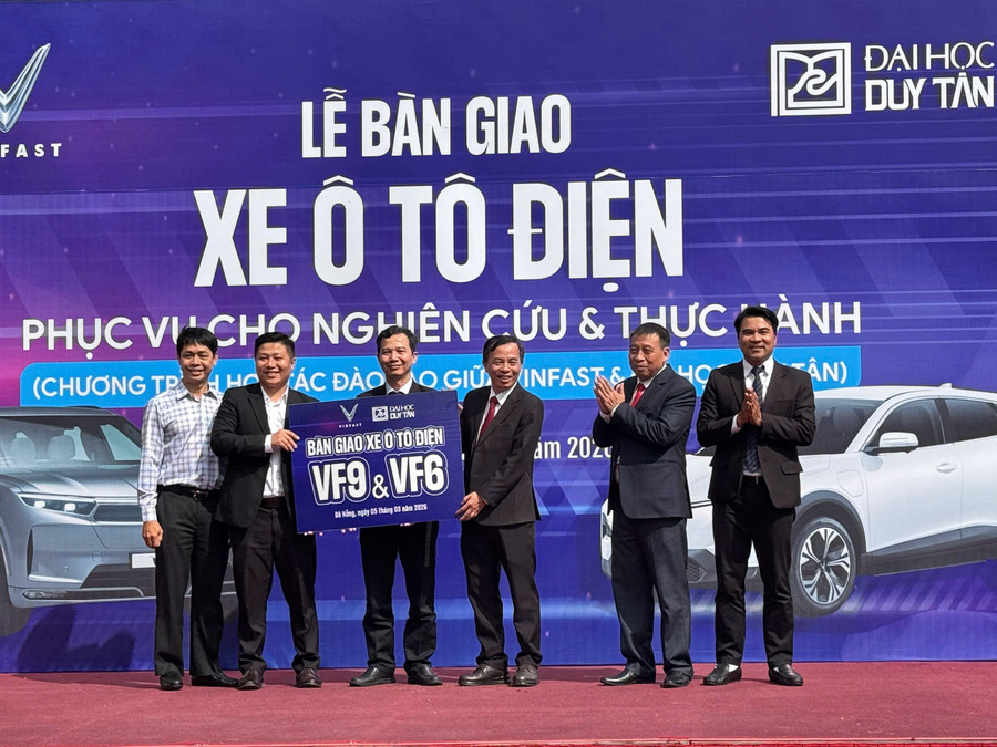 Đại diện VinFast trao bảng biểu trưng 2 mẫu ô tô điện tài trợ cho Đại học Duy Tân. 
