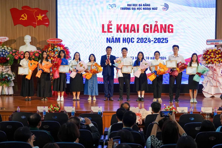 Trường Đại học Ngoại ngữ, Đại học Đà Nẵng trao học bổng cho sinh viên. 