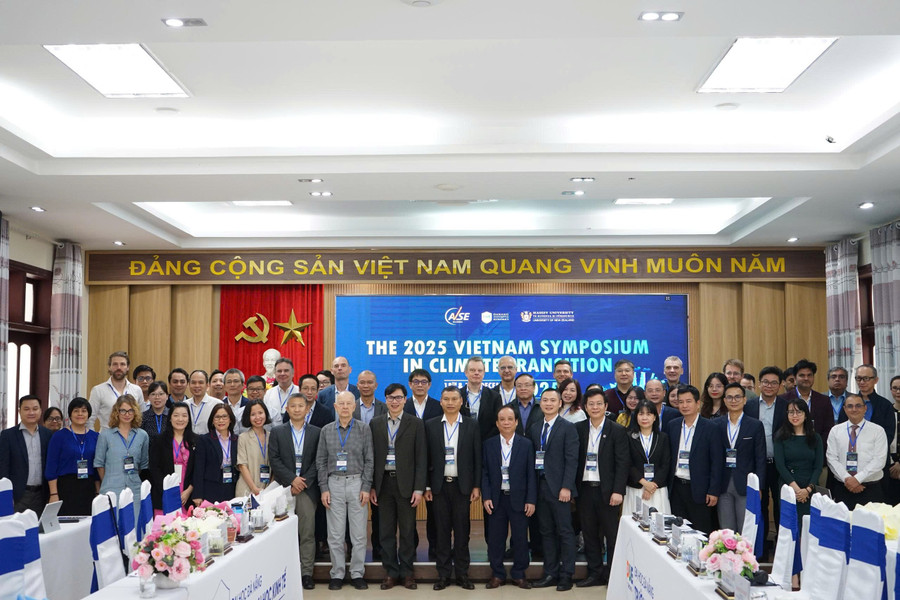 Các chuyên gia, nhà khoa học... chụp ảnh lưu niệm tại phiên khai mạc của Hội thảo.