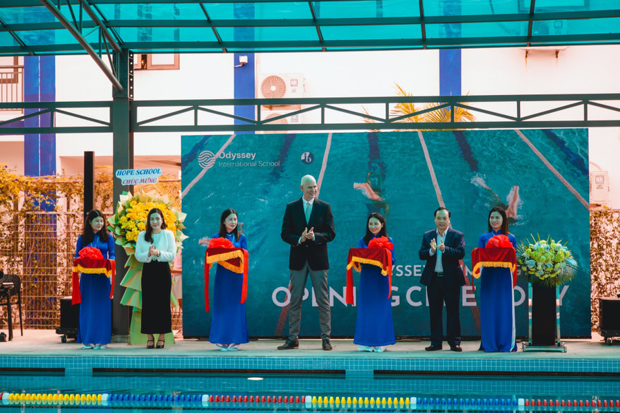 Nghi thức cắt băng khánh thành hồ bơi tiêu chuẩn của Trường Quốc tế Odyssey (Đà Nẵng).