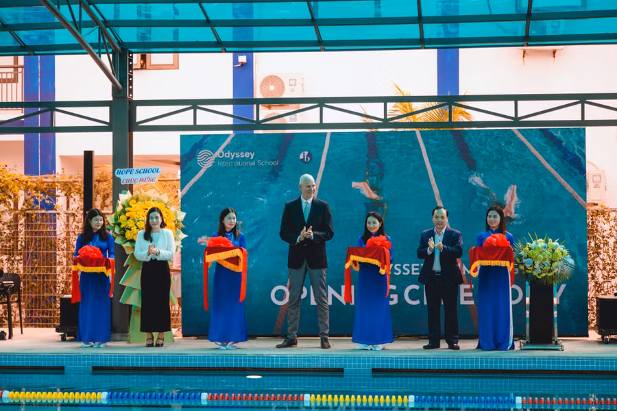 Nghi thức cắt băng khánh thành hồ bơi tiêu chuẩn của Trường Quốc tế Odyssey (Đà Nẵng).