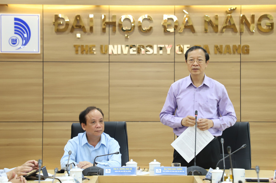 Deputy Minister Pham Ngoc Thuong noted that Danang University has solutions to mobilize resources and society to support students whose families have been affected by storms and floods. thu-truong-bo-gddt-pham-ngoc-thuong.jpg