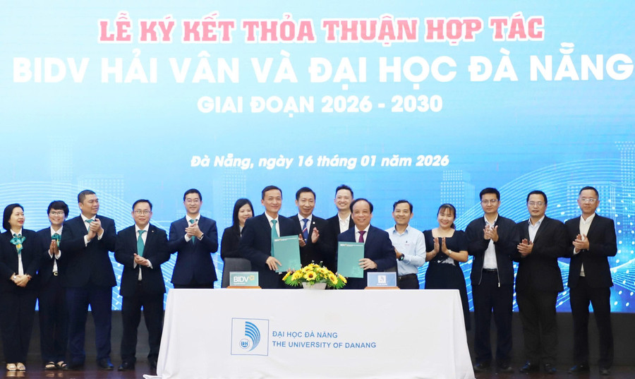 Đại diện Đại học Đà Nẵng ký kết hợp tác với BIDV. 