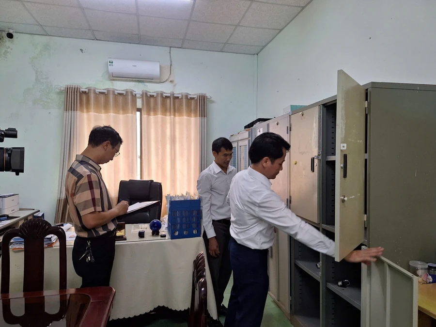 Đoàn kiểm tra của Sở GD&ĐT Đà Nẵng kiểm tra cơ sở vật chất tại Trường THCS Lý Thường Kiệt chuẩn bị cho Kỳ thi tuyển sinh vào lớp 10 THPT công lập năm học 2025 - 2026.