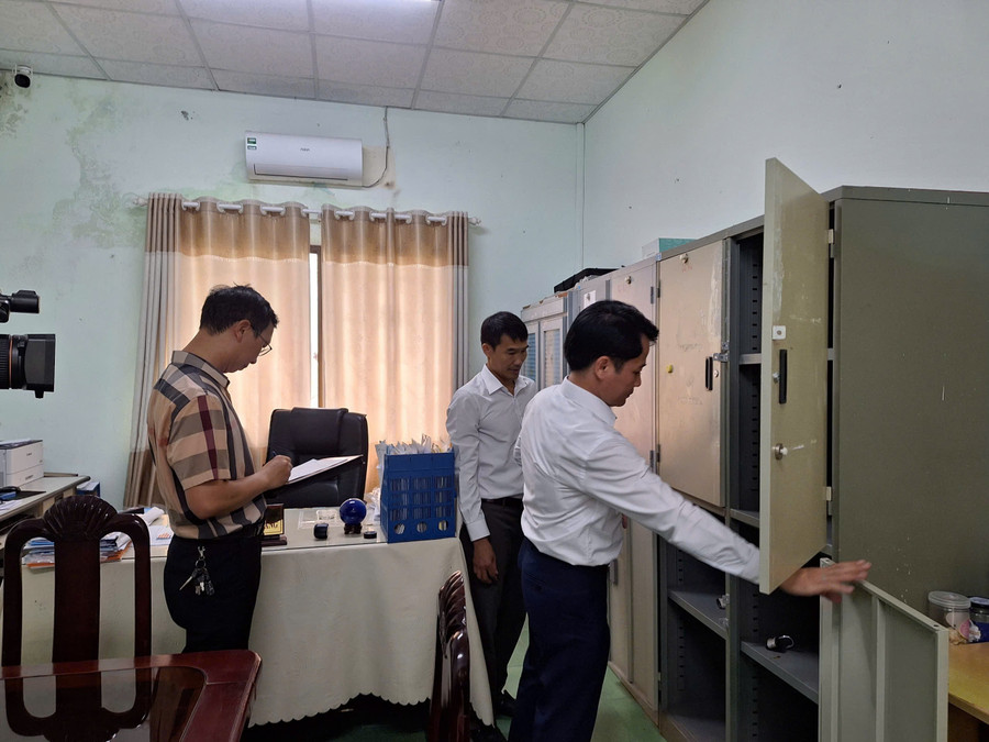 Đoàn kiểm tra của Sở GD&ĐT Đà Nẵng kiểm tra cơ sở vật chất tại Trường THCS Lý Thường Kiệt chuẩn bị cho Kỳ thi tuyển sinh vào lớp 10 THPT công lập năm học 2025 - 2026.