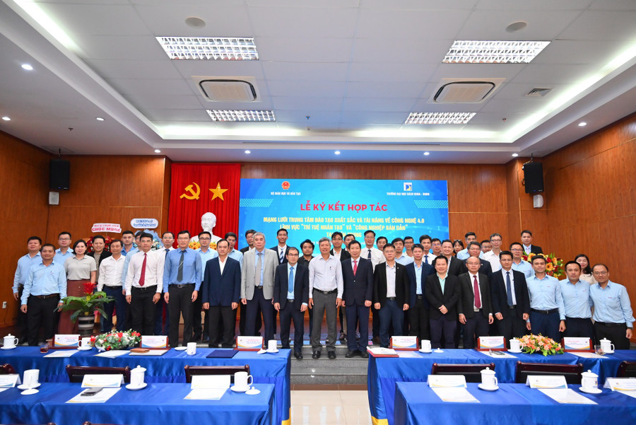 Ra mắt Mạng lưới Trung tâm Đào tạo xuất sắc và tài năng trong lĩnh vực Trí tuệ nhân tạo và Công nghiệp bán dẫn do Trường Đại học Bách khoa - Đại học Đà Nẵng phụ trách. ra-mat-mang-luoi-trung-tam-xuat-sac-dao-tao-cong-nghe-ban-dan-va-tri-tue-nhan-tao-mien-trung.jpg