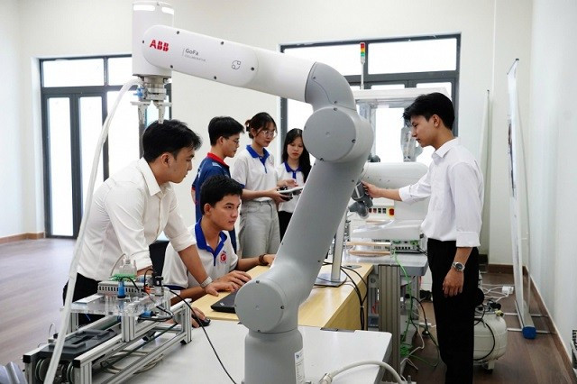 Sinh viên Trường Đại học Bách khoa, Đại học Đà Nẵng tại phòng thực hành.