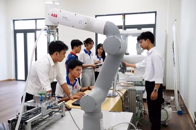 Sinh viên Trường Đại học Bách khoa, Đại học Đà Nẵng tại phòng thực hành.