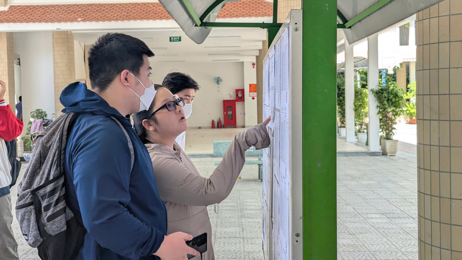 Thí sinh xem danh sách và sơ đồ phòng thi tại điểm thi Trường THCS Kim Đồng. da-nang.jpg