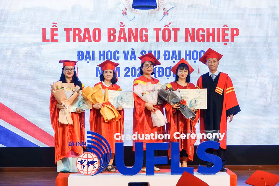 PGS.TS Trần Hữu Phúc, Hiệu trưởng Trường Đại học Ngoại ngữ, Đại học Đà Nẵng trao bằng tốt nghiệp cho 4 tân tiến sĩ. 