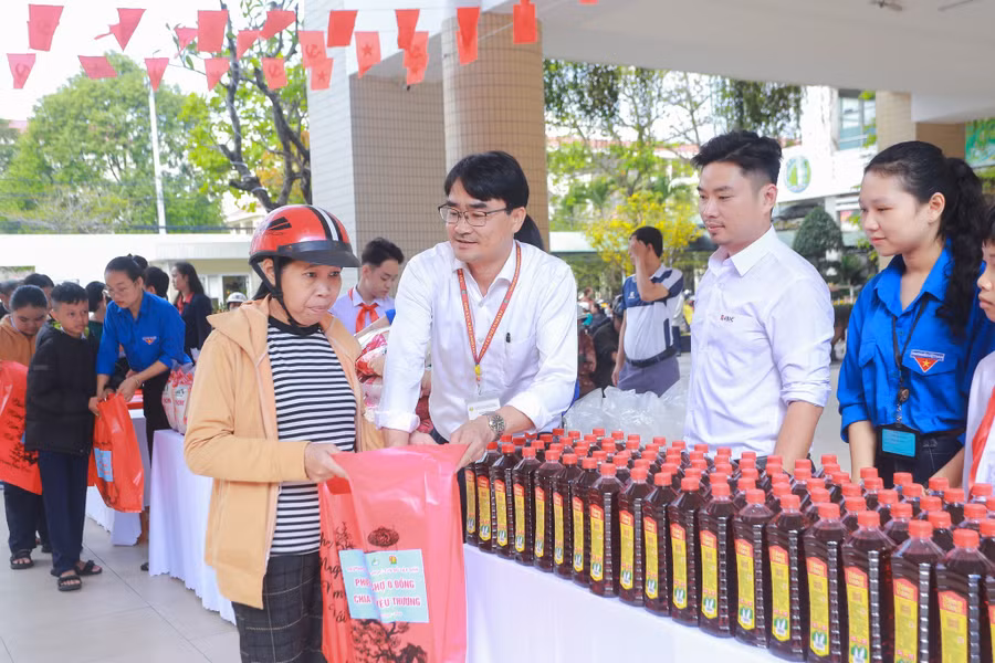 Chương trình “Phiên chợ 0 đồng” của Trường THCS Tây Sơn tặng nhu yếu phẩm cho học sinh khó khăn và người yếu thế trên địa bàn phường Hòa Cường.