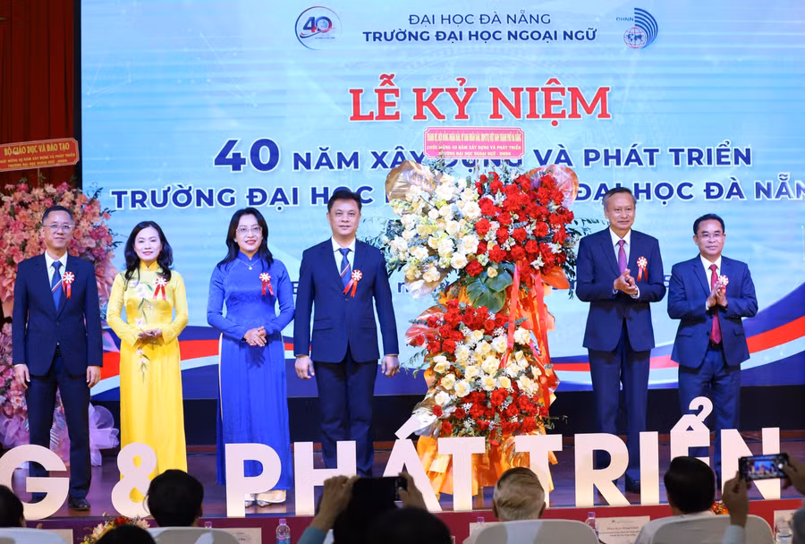 Đại diện lãnh đạo TP Đà Nẵng tặng hoa chúc mừng tập thể Trường Đại học Ngoại ngữ, Đại học Đà Nẵng.