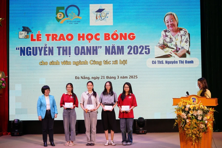 Trao học bổng Nguyễn Thị Oanh cho sinh viên ngành Công tác xã hội, Trường Đại học Sư phạm. Đại học Đà Nẵng.