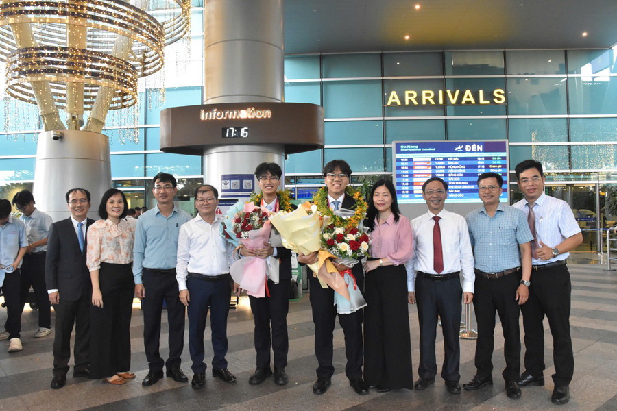 Đại diện Sở GD&ĐT Đà Nẵng và thầy cô giáo Trường THPT chuyên Lê Quý Đôn đón và chúc mừng đoàn trở về từ cuộc thi Khoa học kỹ thuật quốc tế Regeneron - ISEF 2025. giai-nhi-thi-khoa-hoc-ky-thuat-quoc-te-2025.jpg