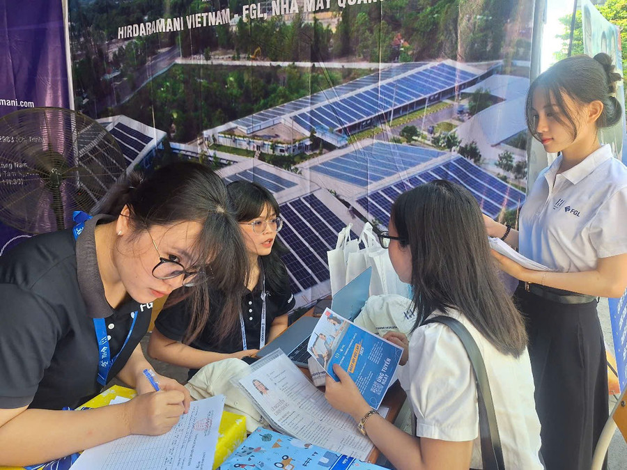 Các ứng viên tìm hiểu thông tin tuyển dụng tại Ngày hội việc làm Trường Đại học Kinh tế, Đại học Đà Nẵng. 