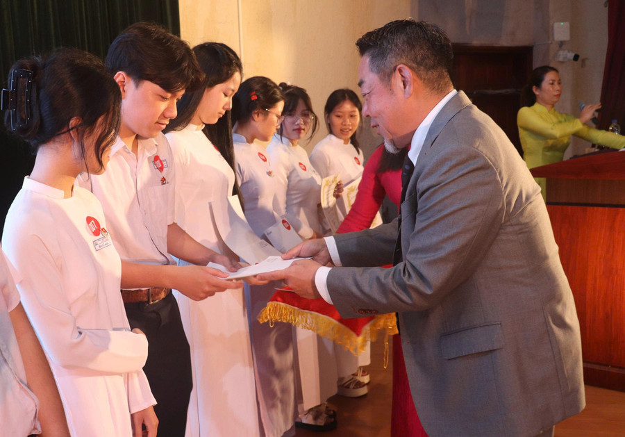 Đại diện Công ty TNHH Sojitz Việt Nam trao học bổng cho học sinh nghèo vượt khó của TP Đà Nẵng.