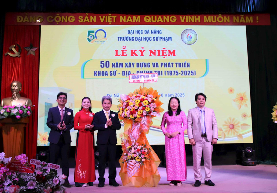 PGS.TS Võ Văn Minh, Hiệu trưởng Trường Đại học Sư phạm, Đại học Đà Nẵng tặng hoa chúc mừng tại buổi lễ. 