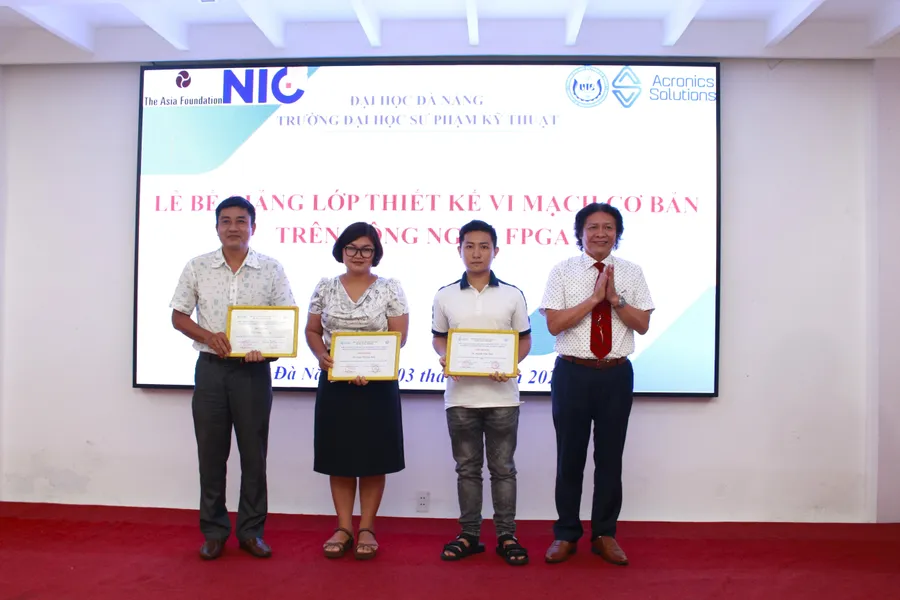 PGS.TS Phan Cao Thọ, Hiệu trưởng Trường ĐH Sư phạm Kỹ thuật, ĐH Đà Nẵng khen thưởng những học viên có thành tích xuất sắc trong khóa học. 