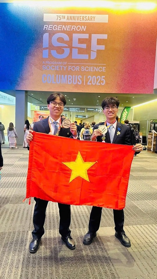Huỳnh Huy Hưng, Nguyễn Nhật Tuấn Kiệt, Trường THPT chuyên Lê Quý Đôn Đà Nẵng đạt giải Nhì cuộc thi ISEF 2025