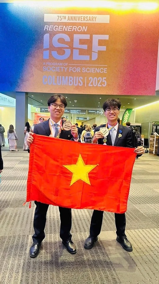 Huỳnh Huy Hưng, Nguyễn Nhật Tuấn Kiệt, Trường THPT chuyên Lê Quý Đôn Đà Nẵng đạt giải Nhì cuộc thi ISEF 2025