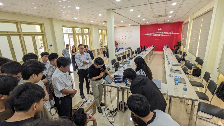 Корпорация Tektronix в сотрудничестве с Технологическим и образовательным университетом Дананга организовала семинар, посвященный ознакомлению с решениями для измерения и тестирования в рамках обучения работе с интегральными схемами и полупроводниками. vi-mach.jpg