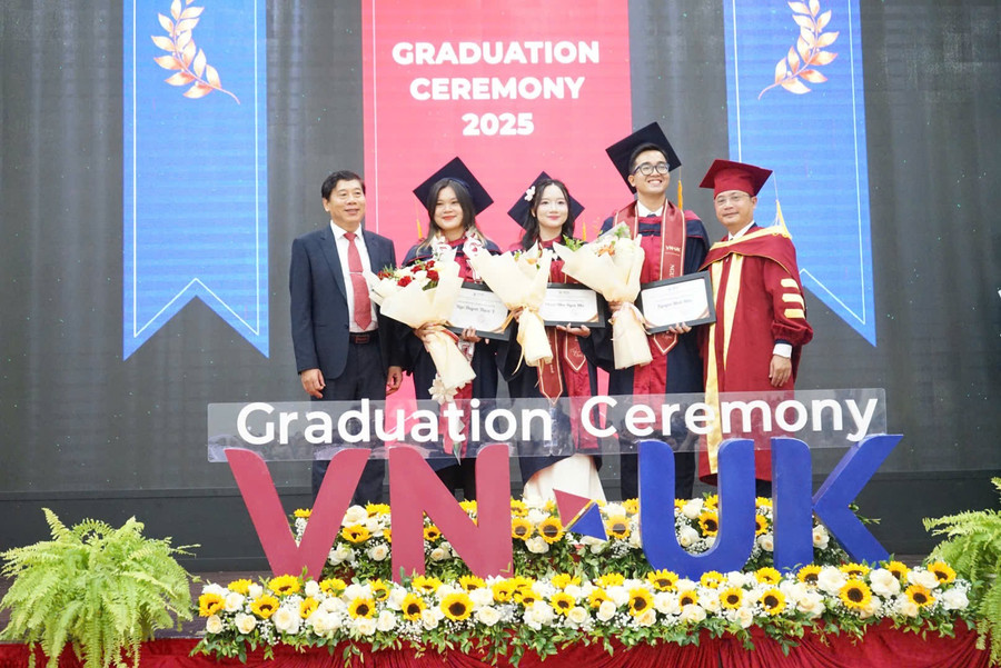Tuyên dương sinh viên có thành tích học tập xuất sắc. tuyen-duong-sv-viet-anh.jpg