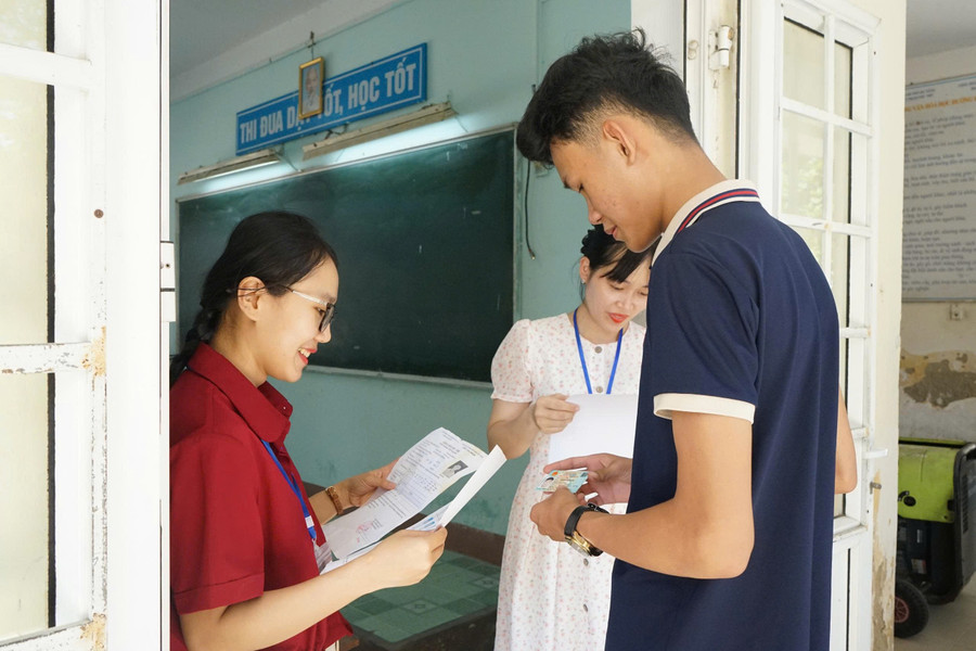 Thí sinh Đà Nẵng làm thủ tục dự thi tốt nghiệp THPT tại điểm thi Trường THPT Phạm Phú Thứ. cham-thi-tot-nghiep-thpt-2025.jpg