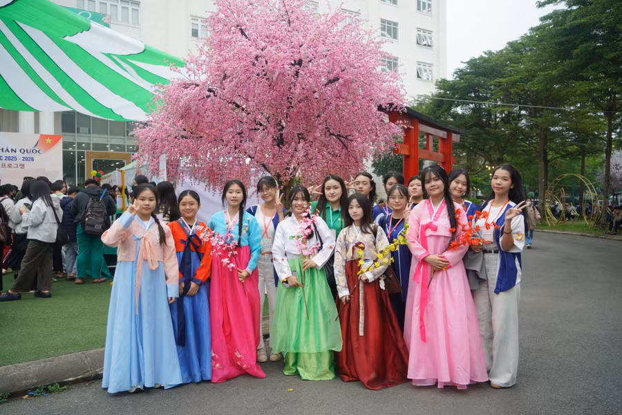 Học sinh, sinh viên Đà Nẵng trải nghiệm Hanbok tại ngày hội. 