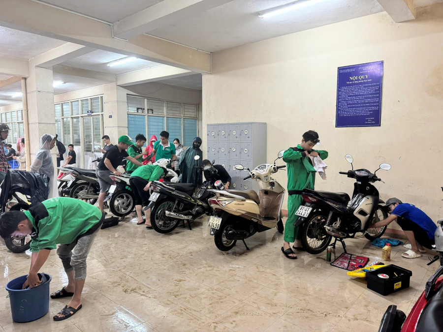 Đội SOS Trường Đại học Đông Á hỗ trợ người dân sửa xe miễn phí tại Huế. sos-dai-hoc-dong-a.jpg