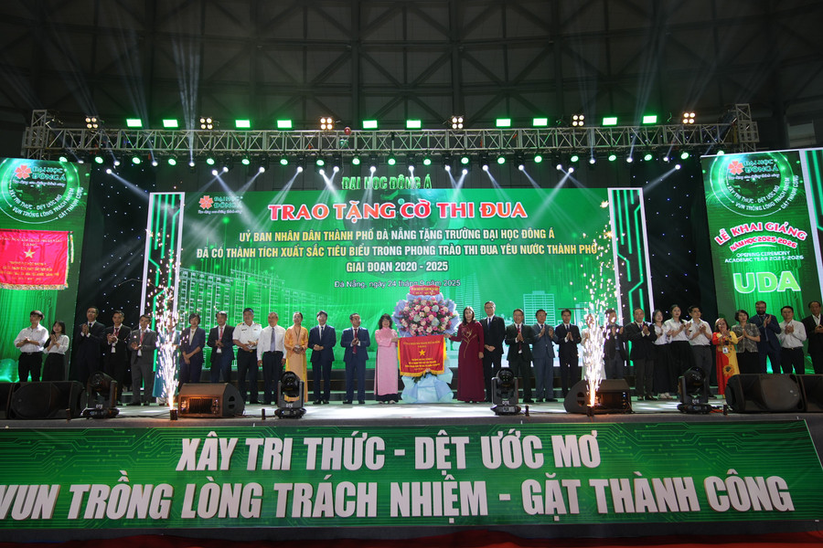 Tập thể Trường Đại học Đông Á đón Cờ thi đua của UBND TP trao tặng. 