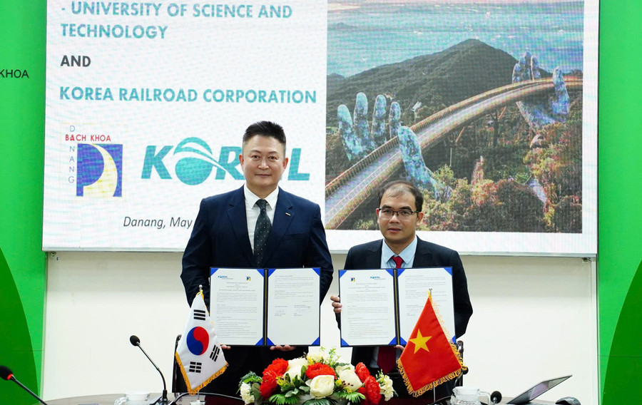 Đại diện lãnh đạo Trường Đại học Bách khoa, Đại học Đà Nẵng và Tổng công ty Đường sắt Hàn Quốc ký kết biên bản ghi nhớ hợp tác. ky-ket-hop-tac-dao-tao-nhan-luc-nganh-duong-sat-cao-toc.jpg