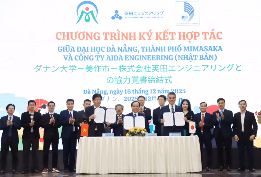 Lãnh đạo Đại học Đà Nẵng - thành phố Mimasaka (Nhật Bản) và Công ty Aida Engineering Okayama ký kết biên bản ghi nhớ hợp tác.