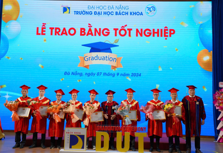 Trường Đại học Bách khoa, Đại học Đà Nẵng khen thưởng cho các học viên cao học đạt thành tích xuất sắc trong học tập và nghiên cứu