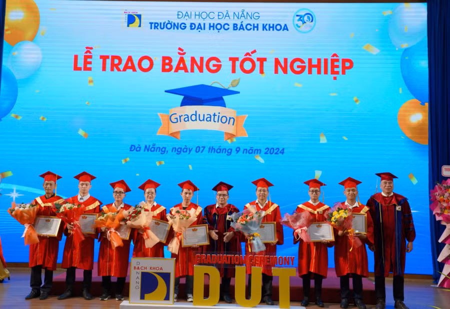 Trường Đại học Bách khoa, Đại học Đà Nẵng khen thưởng cho các học viên cao học đạt thành tích xuất sắc trong học tập và nghiên cứu
