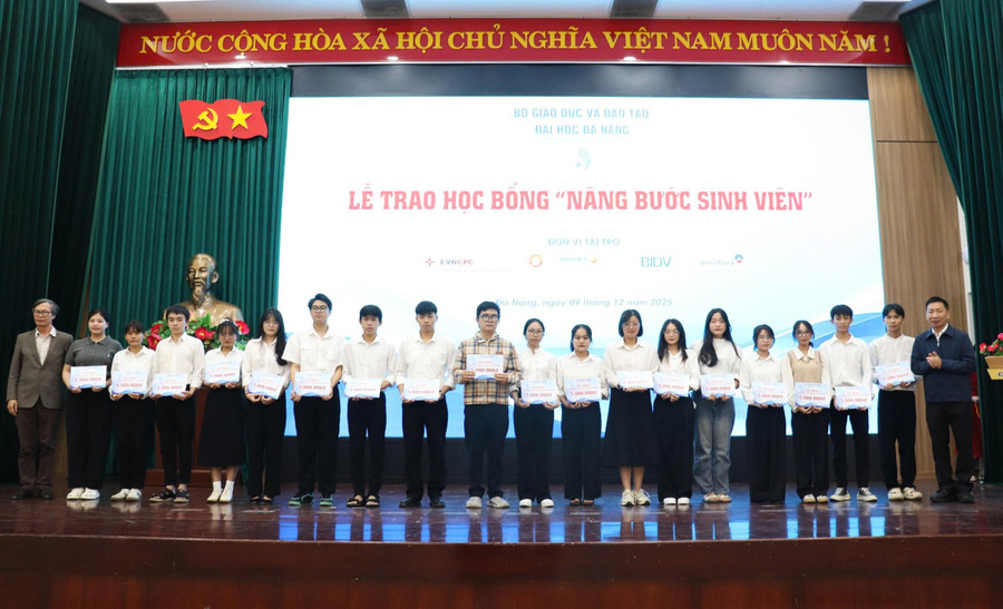 Đại diện Đại học Đà Nẵng và Hội Khuyến học Đà Nẵng trao học bổng cho sinh viên.