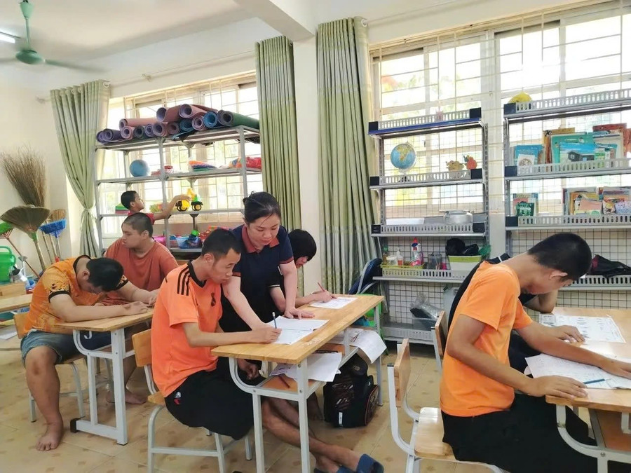 Cô giáo Nguyễn Thị Thu Huyền với học sinh lớp Giáo dục đặc biệt 3. Ảnh: Vũ Minh. 