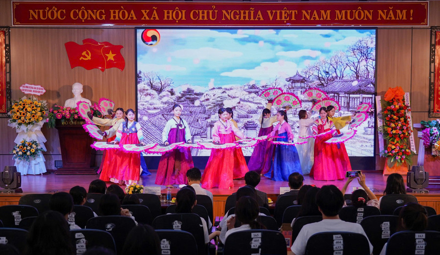 Tiết mục văn nghệ do sinh viên biểu diễn tại Festival giao lưu văn hóa giáo dục Đà Nẵng và Incheon. truong-dai-hoc-ngoai-ngu-da-nang-tieng-han.jpg