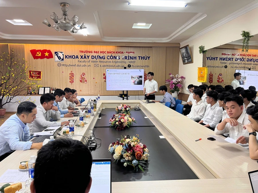 Sinh viên Khoa Xây dựng công trình thủy, Trường Đại học Bách khoa, Đại học Đà Nẵng bảo vệ đề tài nghiên cứu khoa học. 