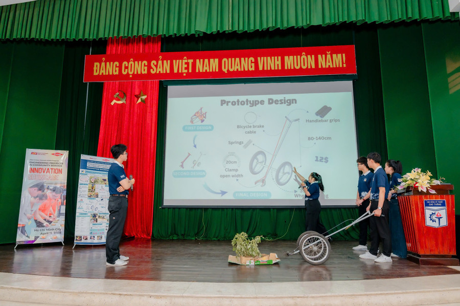 Nhóm WIST.M đang thuyết trình về dự án “Công cụ hỗ trợ nhổ đậu cho nông dân ở vùng Túy Loan” tại cuộc thi Dự án kỹ thuật phục vụ cộng đồng - EPICS 2025.