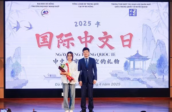 Ban tổ chức trao giải nhất cho thí sinh ở nội dung thi Lồng tiếng Trung Quốc.