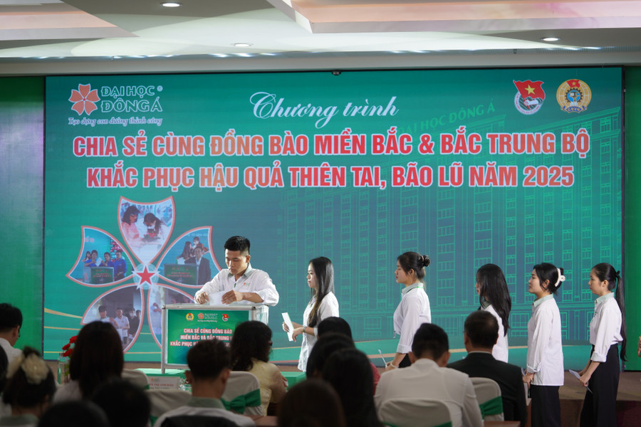 Sinh viên Trường Đại học Đông Á tham gia quyên góp tại chương trình. 