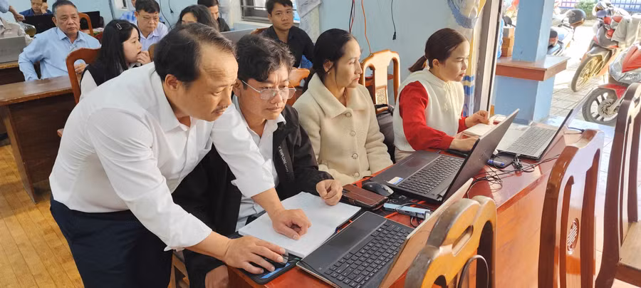 Giảng viên Trường Đại học Sư phạm Kỹ thuật - Đại học Đà Nẵng tập huấn sử dụng AI cho giáo viên.