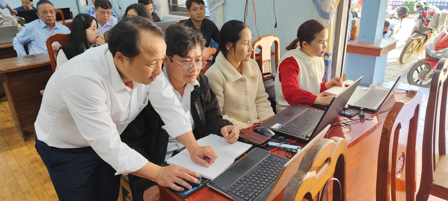 Giảng viên Trường Đại học Sư phạm Kỹ thuật - Đại học Đà Nẵng tập huấn sử dụng AI cho giáo viên.