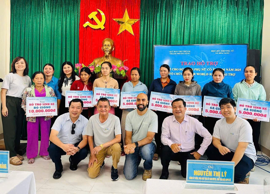 Đại diện các hộ phụ nữ khó khăn ở xã Hòa Vang (TP Đà Nẵng) được nhận hỗ trợ sinh kế. hoa-vang.jpg