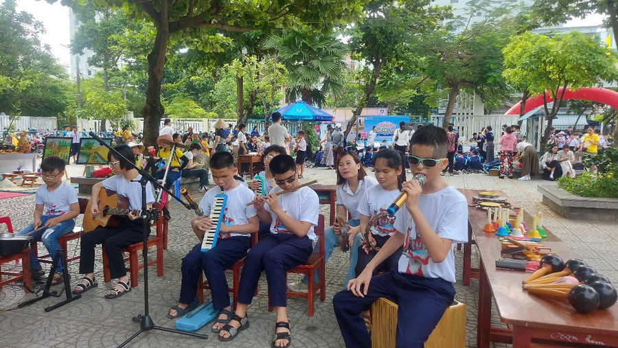 Khu vực biểu diễn văn nghệ của học sinh Trung tâm hỗ trợ phát triển giáo dục hòa nhập Đà Nẵng. ngay-hoi-hs-tieu-hoc-tp-da-nang-van-nghe.jpg