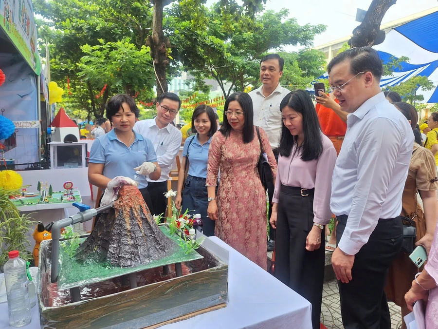 Các đại biểu tham dự Ngày hội học sinh tiểu học TP Đà Nẵng tham quan các sản phẩm STEM trưng bày tại các gian hàng. 