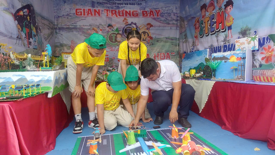Mỗi gian hàng của các đơn vị tham gia Ngày hội học sinh Tiểu học TP Đà Nẵng đều tổ chức một số thí nghiệm khoa học đơn giản để học sinh tương tác. ngay-hoi-hs-tieu-hoc-tp-da-nang-trai-nghiem-stem.jpg